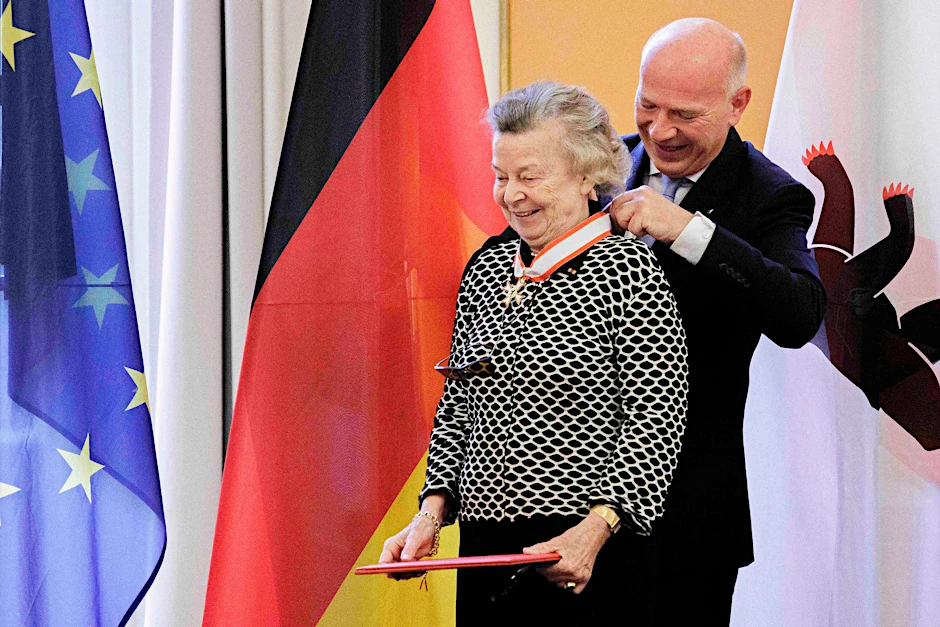 Berlins Regierender Bürgermeister Kai Wegner (r) ehrt Elke Lehning-Fricke.  