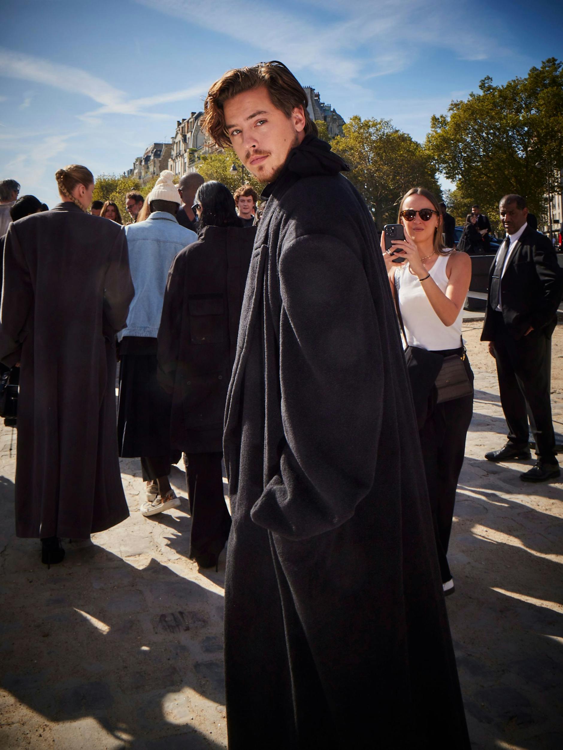 Schauspieler Cole Sprouse kam ohne seinen Zwillingsbruder.