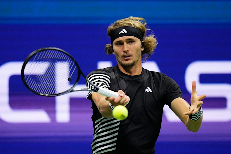 ARCHIV - Alexander Zverev trifft im Halbfinale von Peking auf Daniil Medwedew.  