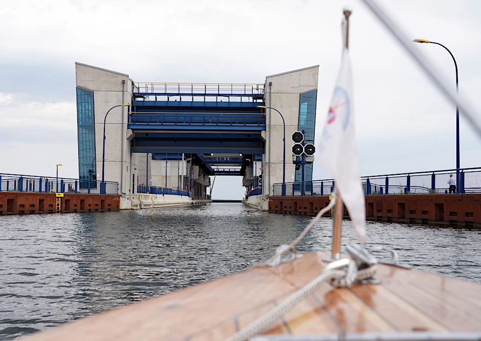 ARCHIV - Das Salonboot "Funtensee" fährt auf die neue Schleuse des Schiffshebewerkes Niederfinow zu.  