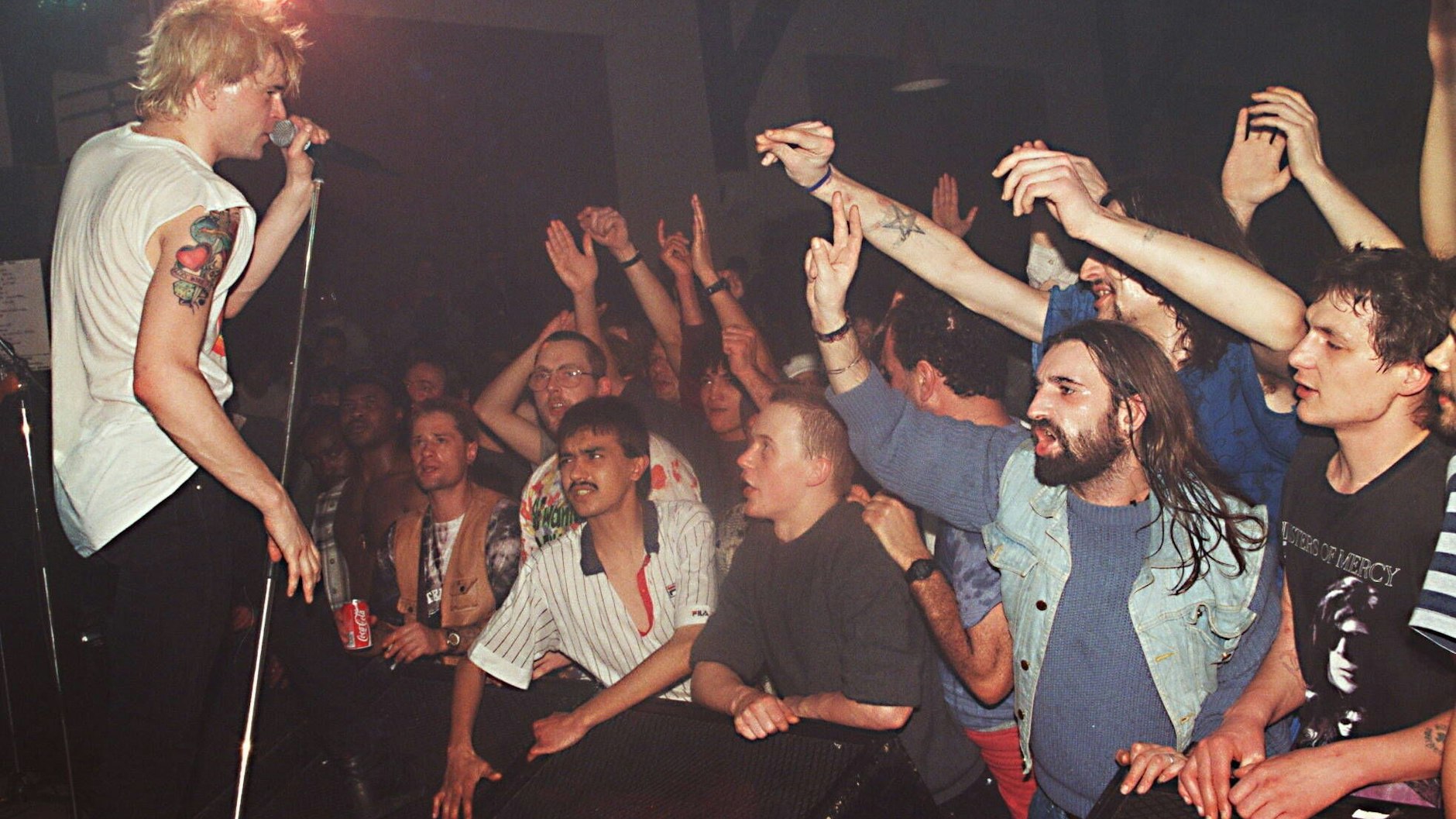 Die Toten Hosen haben mehrmals vor Häftlingen in Justizvollzugsanstalten live gespielt. 1989 in der JVA Tegel, hier ein paar Jahre später in Düsseldorf.