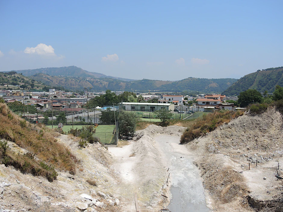 Neapel: Auf dem Gebiet der Phlegräischen Felder in Pozzuoli westlich von Neapel ist ein grauer Tümpel zu sehen, der von dem Vulkan ausgeht. 