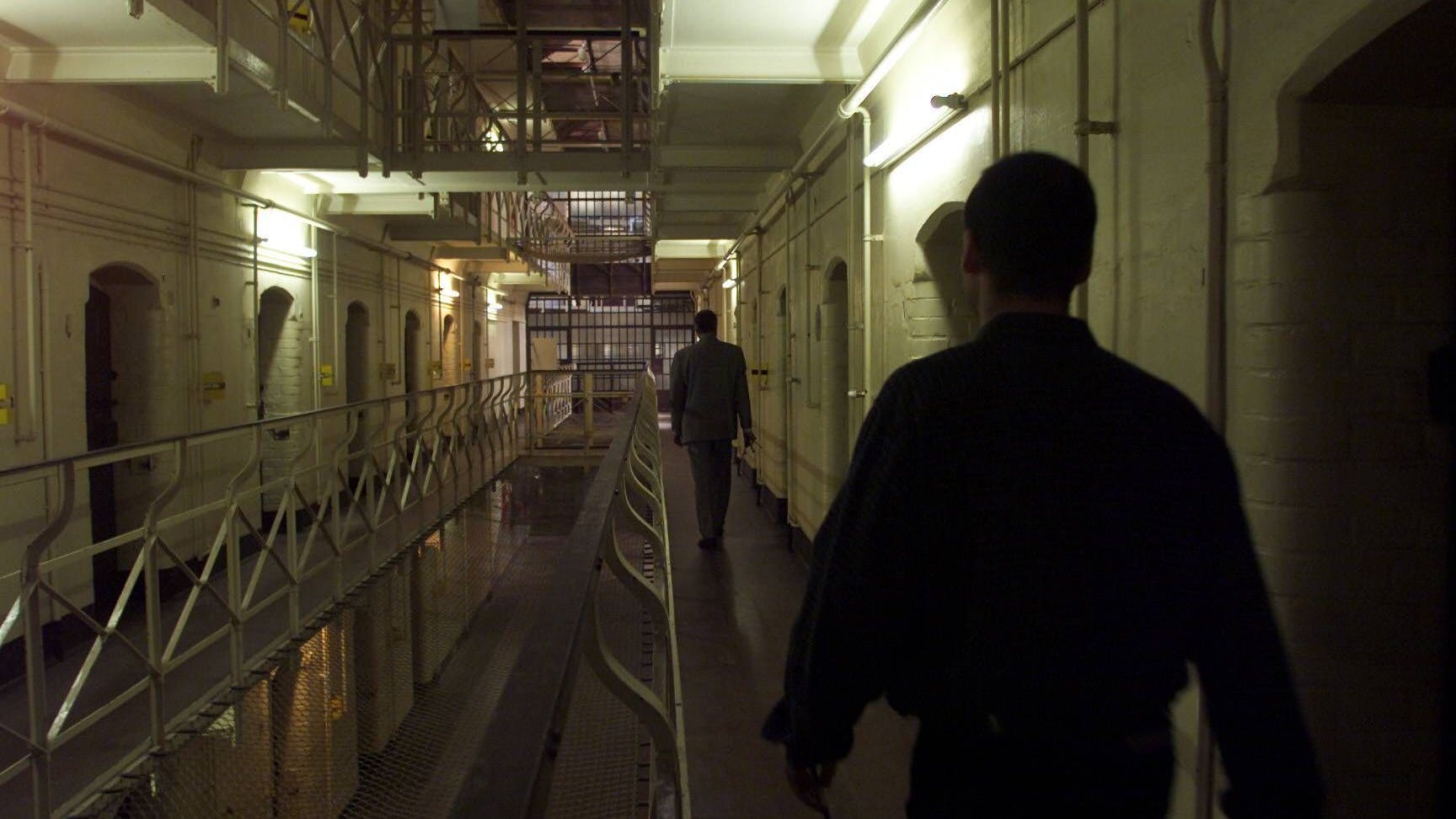 Wärter in einem der alten Zellentrakte der JVA Tegel