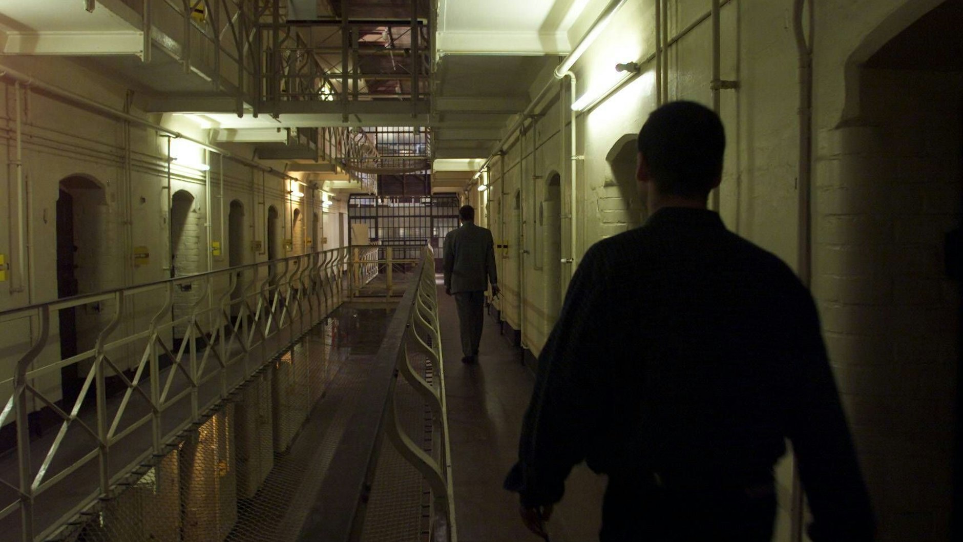 Wärter in einem der alten Zellentrakte der JVA Tegel