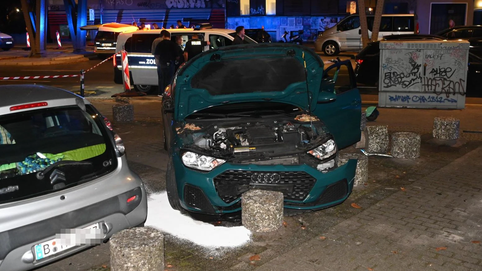 Vom Poller gestoppt - der Audi wurde schwer beschädigt.