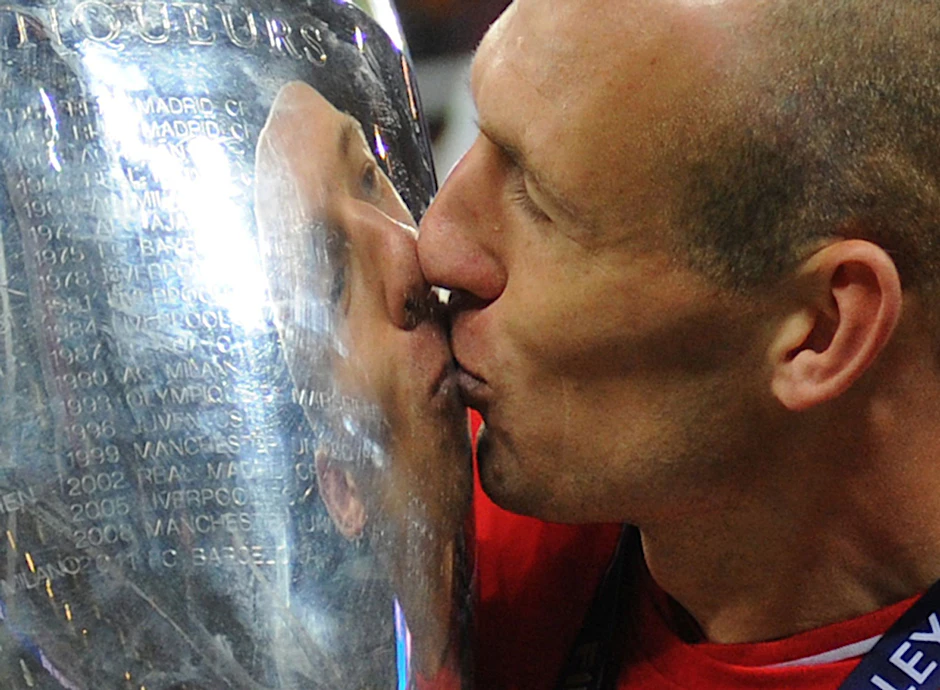 ARCHIV - Bayerns Arjen Robben küsst die Champions-League-Trophäe nach dem Wembley-Triumph 2013.  