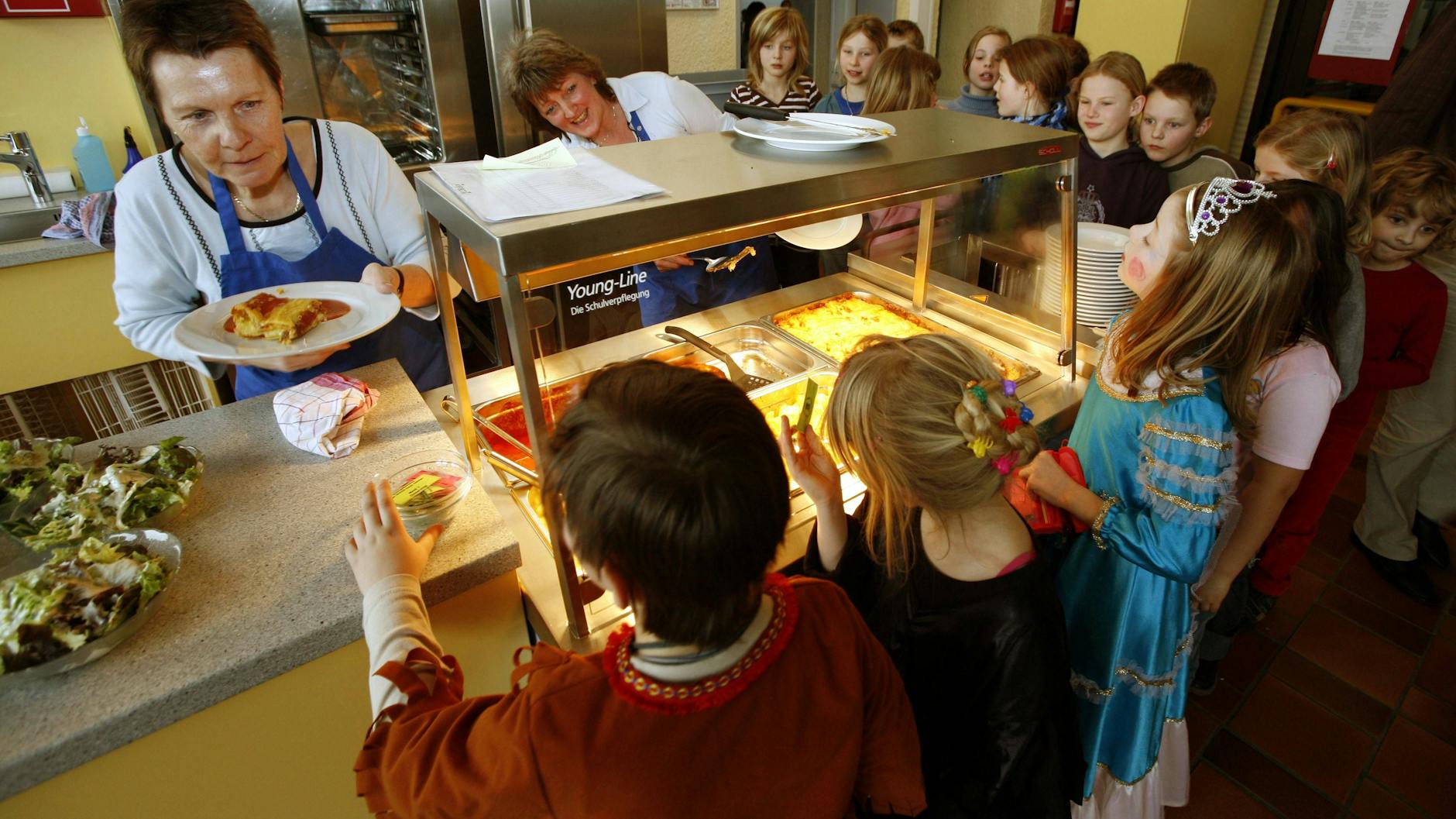 Schulspeisung heute: So freundlich sah es damals nicht aus. Ob das Essen nun besser schmeckt? Über Geschmack lässt sich bekanntlich streiten.