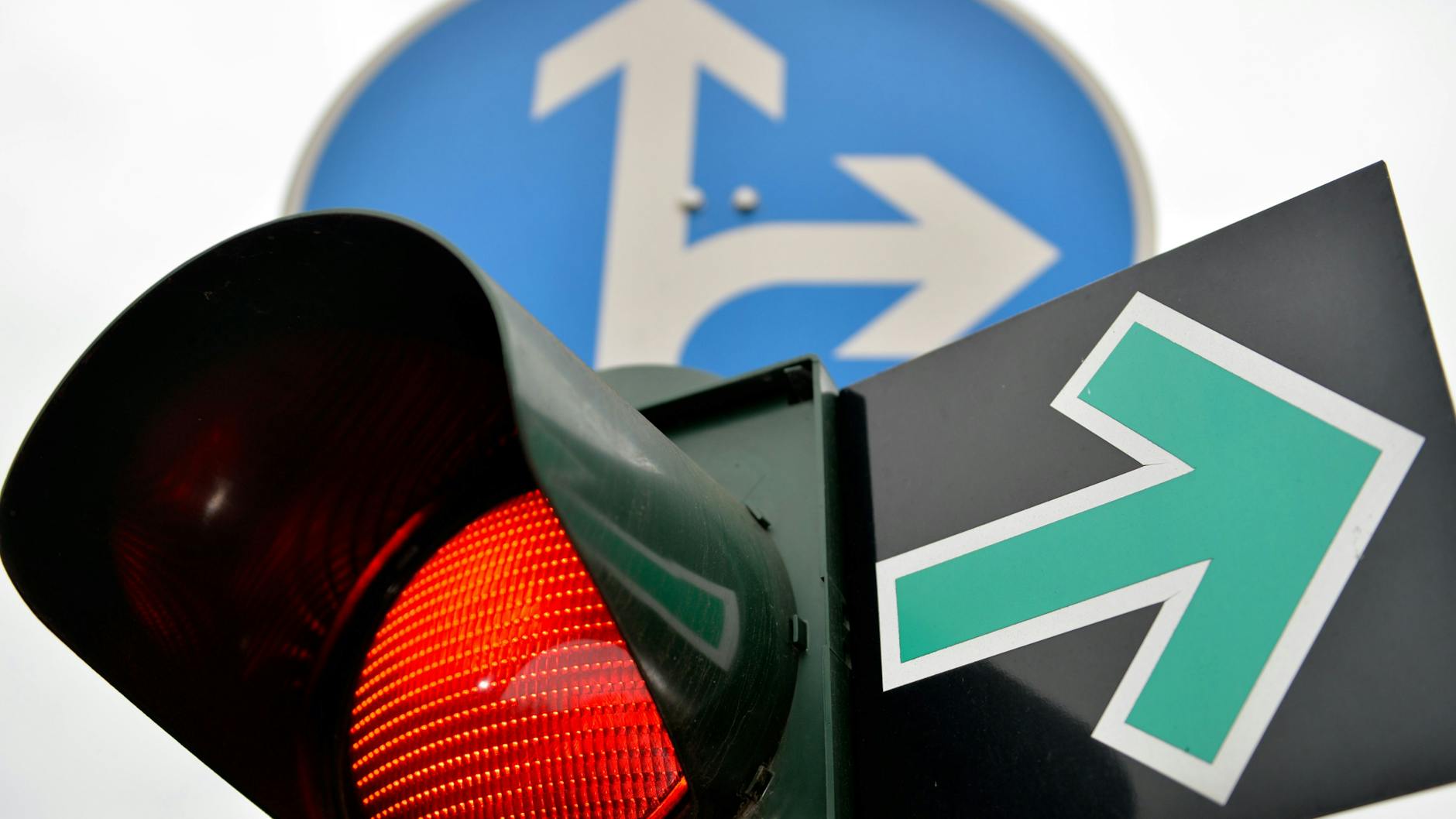 Ein Grünpfeil zum Rechtsabbiegen bei roter Ampel an einer Kreuzung - ein Erbe aus der DDR.