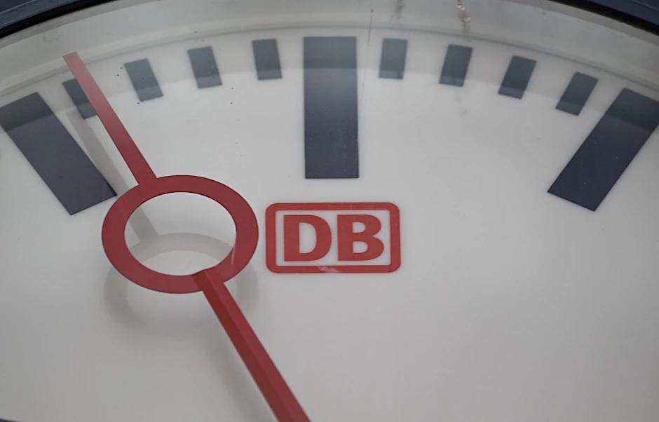 ARCHIV - Die Pünktlichkeit der Bahn im September auf den niedrigsten Stand in diesem Jahr gefallen.  
