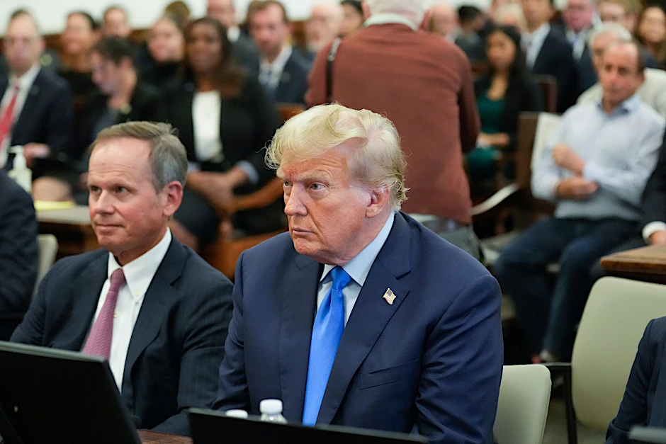 Donald Trump sitzt im Gerichtssaal des New York Supreme Court.  