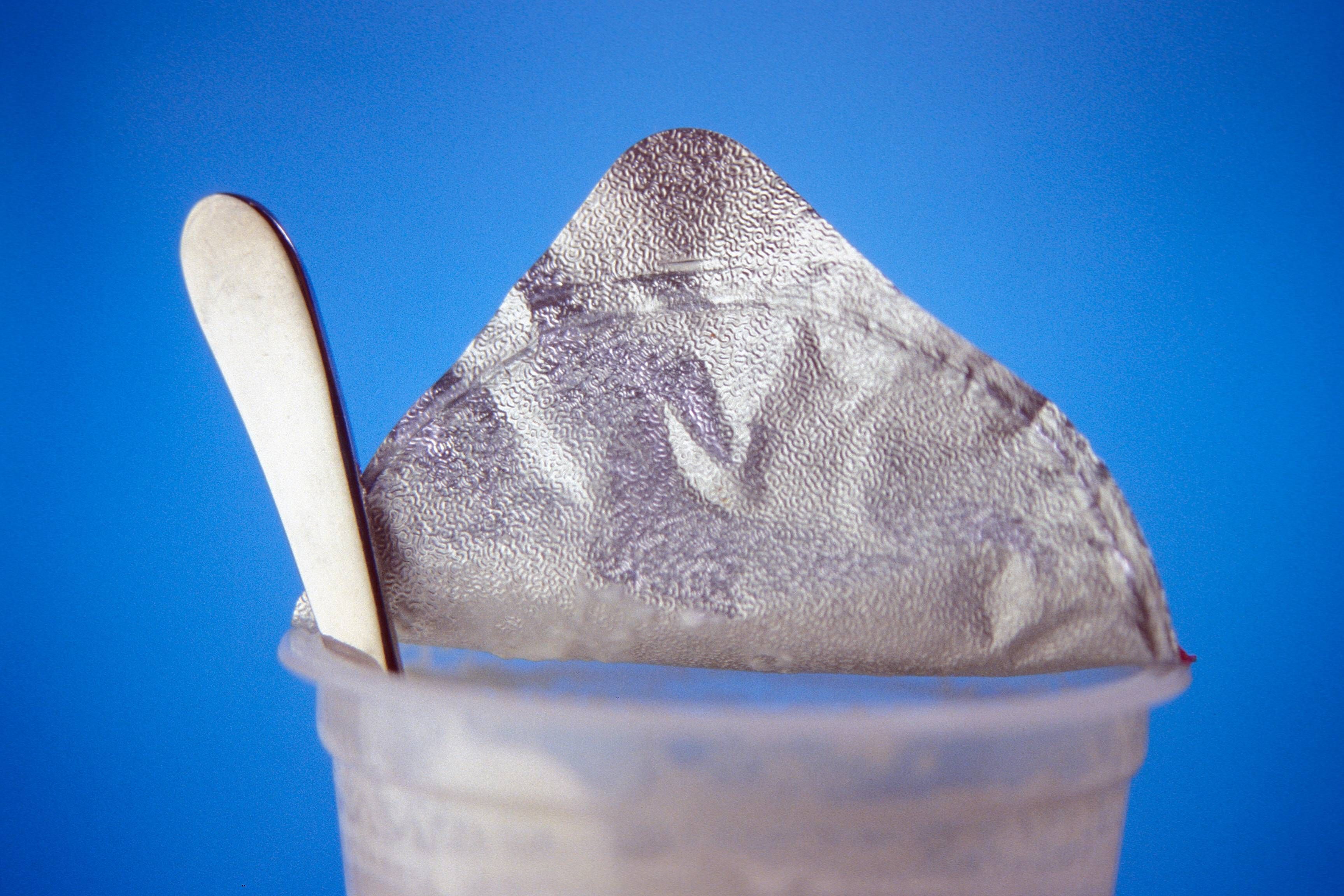 Richtig recyceln: Muss ich den Joghurtdeckel abmachen und abspülen?