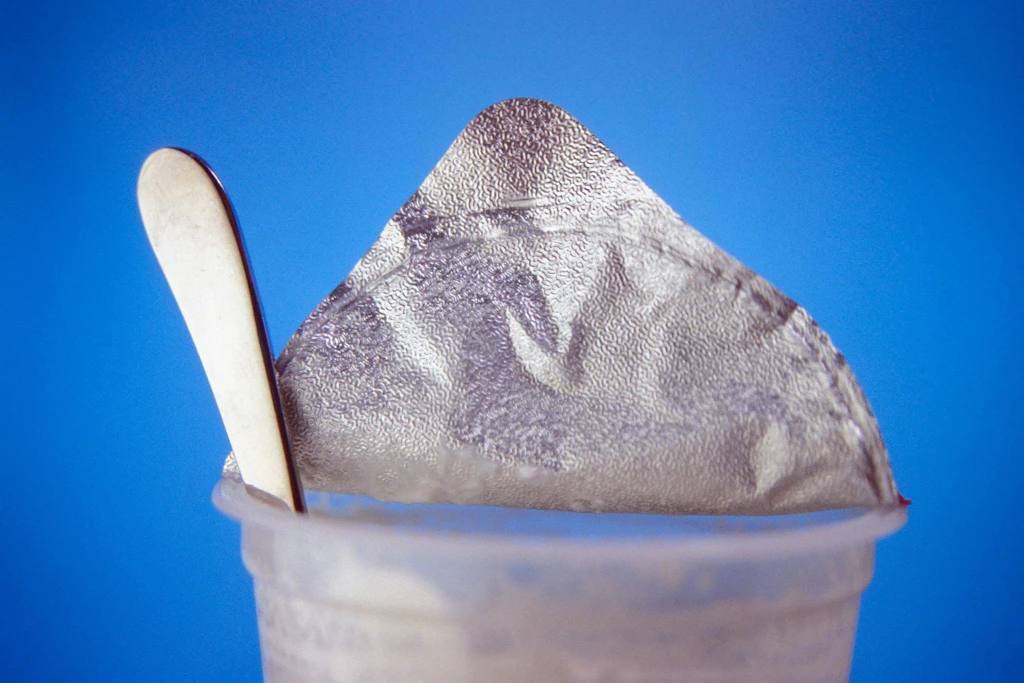 Richtig recyceln: Muss ich den Joghurtdeckel abmachen und abspülen?