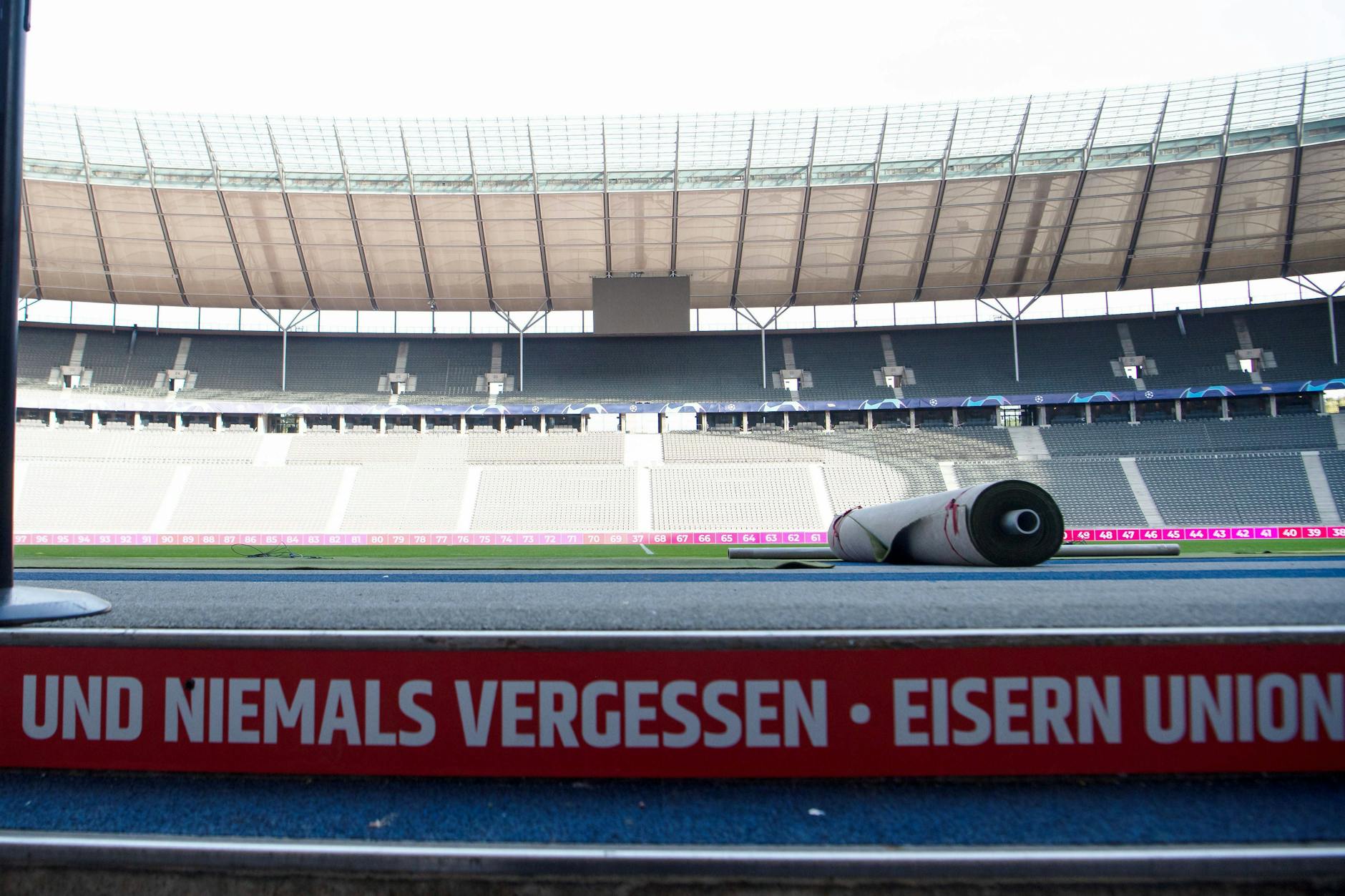 Tut Hertha weh: Jeder noch so kleine blau-weiße Hinweis muss für die Champions-League-Heimspiele des 1. FC Union im Olympiastadion weichen. 