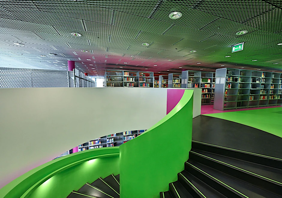 ARCHIV - Eine Wendeltreppe im IKMZ der Technischen Universität Cottbus-Senftenberg (BTU).  