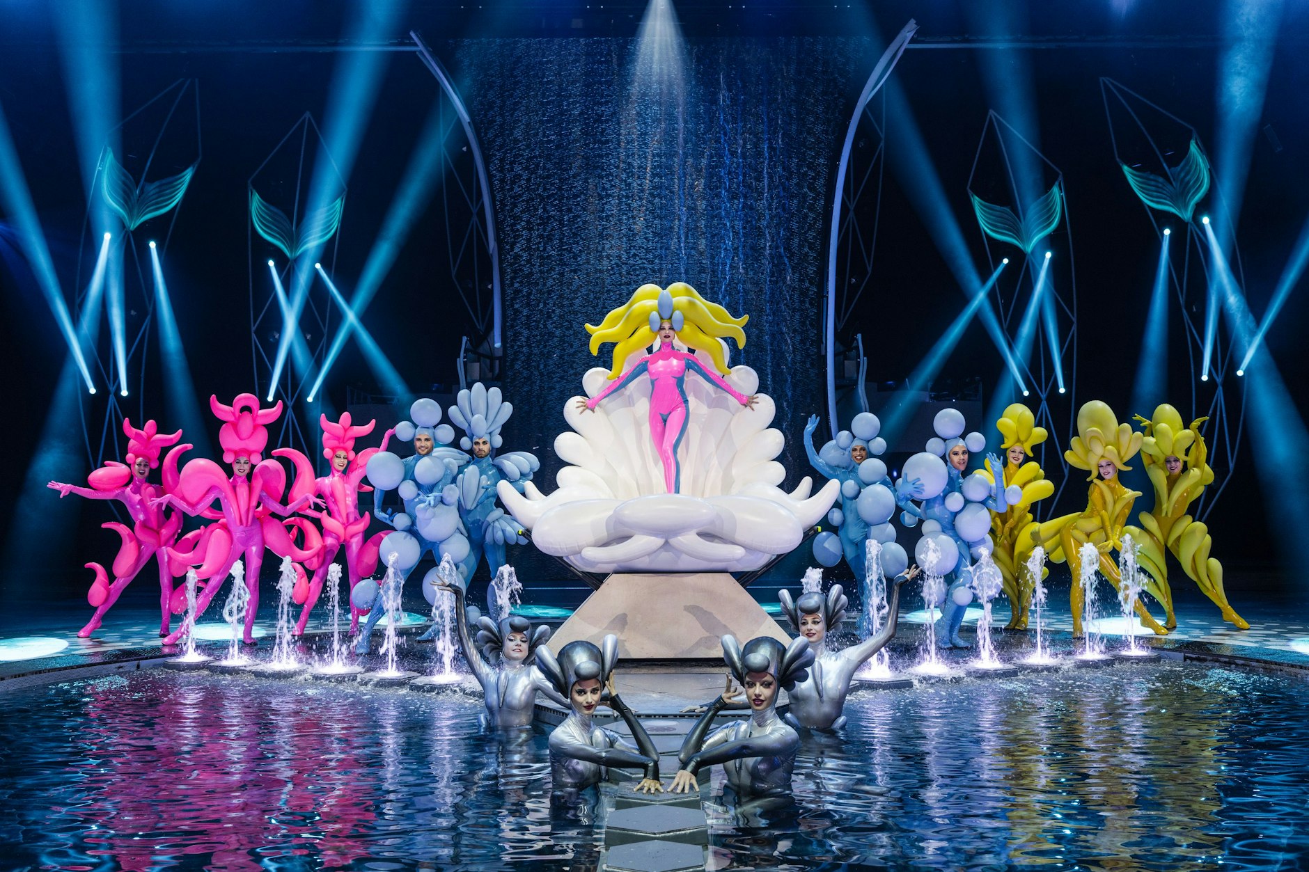 Die neue Show im Friedrichstadt-Palast FALLING | IN LOVE ist eine blühende Fantasie. Tauchen Sie ein in ein Farbenmeer voller Lebenslust und erleben Sie Berlins neues strahlendes Show-Juwel!

