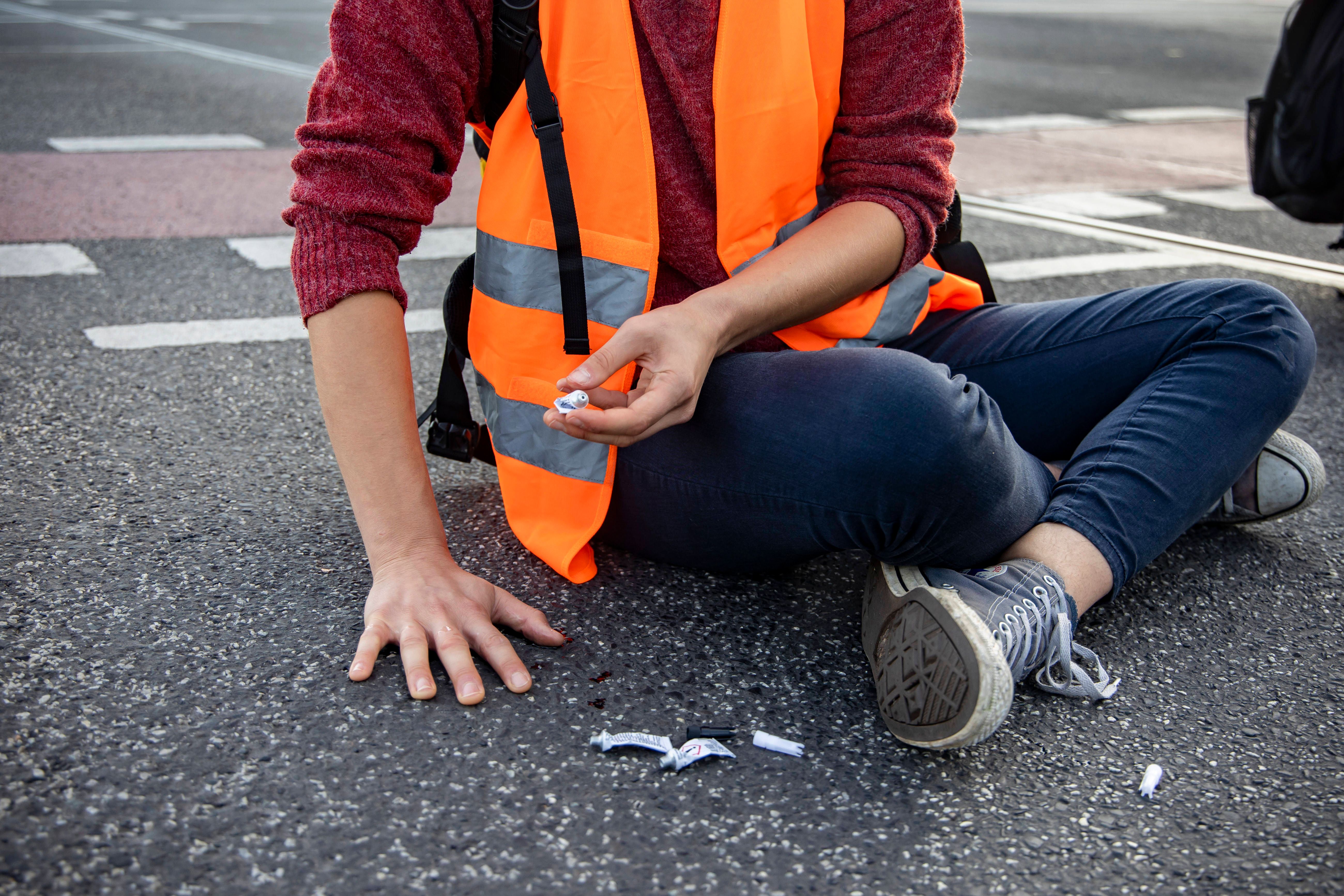 Letzte Generation legt Berliner Feierabendverkehr am Hohenzollerndamm lahm