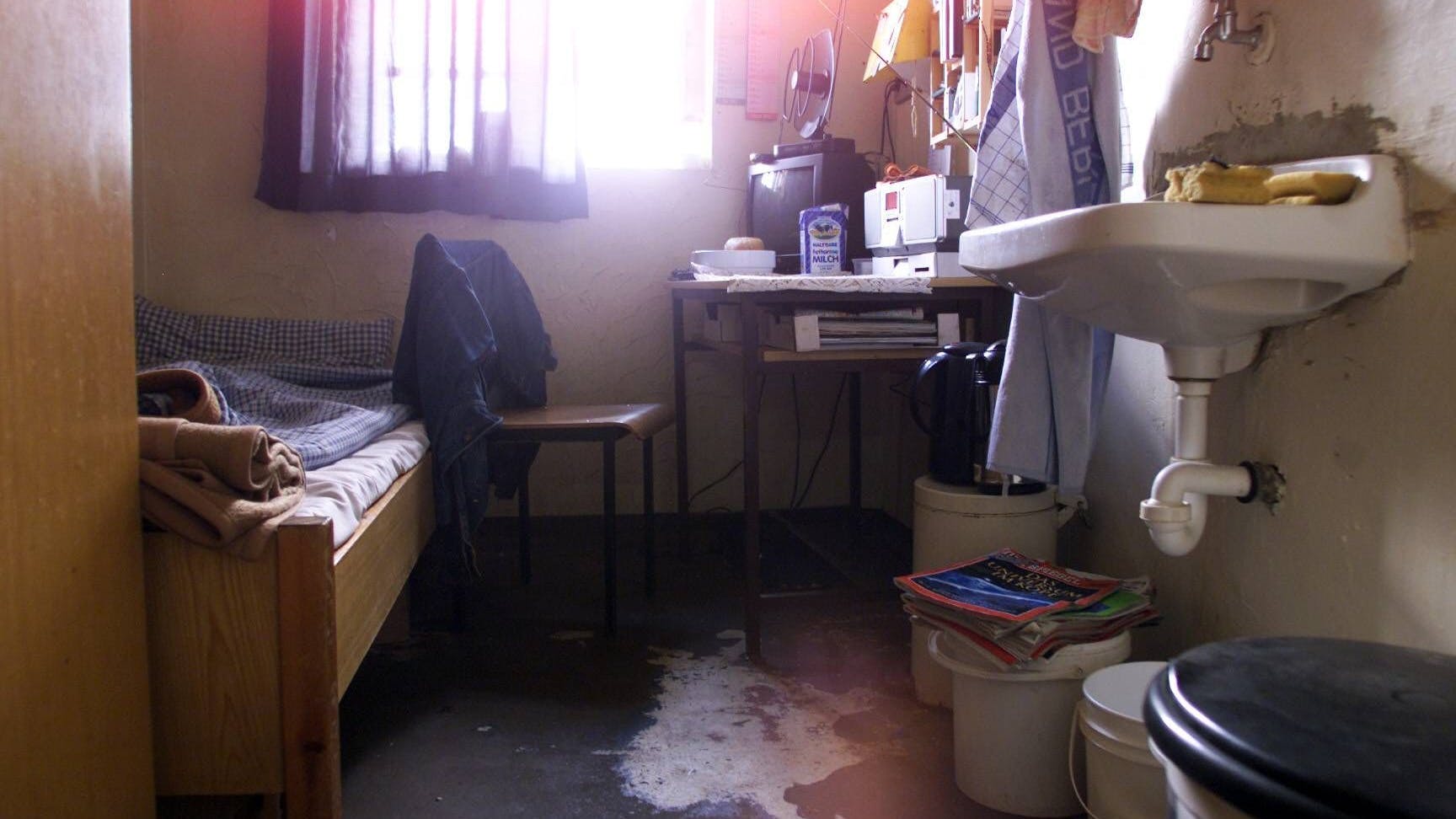 Im alten Teil der JVA Tegel: eine Einzelzelle im Jahr 2001, nur 7,8 Quadratmeter groß.