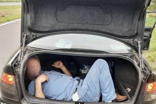 Bei Fahrzeugkontrollen findet die Bundespolizei immer wieder Flüchtlinge, die illegal nach Deutschland eingeschleust werden sollen. Mit diesem aus Polen kommenden Audi A4 mit polnischem Kennzeichen wollte bei Frankfurt (Oder) ein estnischer Fahrer drei syrische Staatsangehörige einschmuggeln, einer davon lag im Kofferraum.
