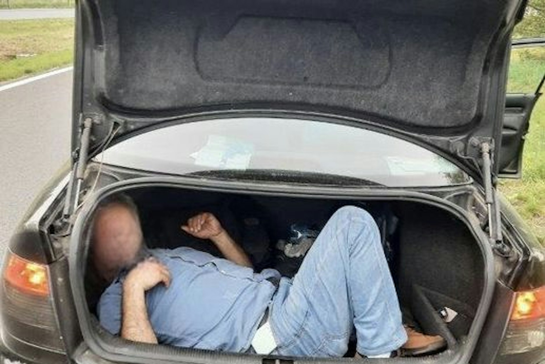 Bei Fahrzeugkontrollen findet die Bundespolizei immer wieder Flüchtlinge, die illegal nach Deutschland  eingeschleust werden sollen. Mit diesem aus Polen kommenden Audi A4 mit polnischem Kennzeichen wollte bei Frankfurt (Oder) ein estnischer Fahrer  drei syrische Staatsangehörige einschmuggeln, einer davon lag im Kofferraum.