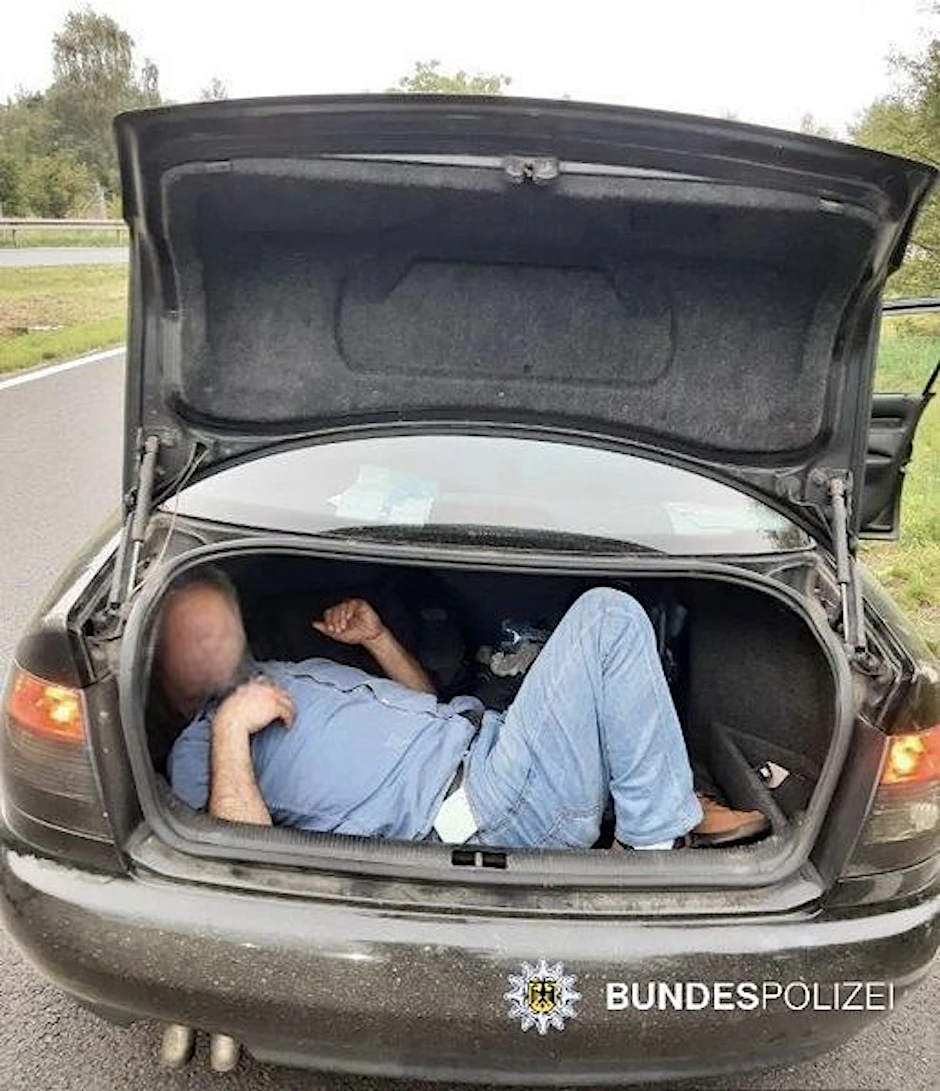 Bei Fahrzeugkontrollen findet die Bundespolizei immer wieder Flüchtlinge, die illegal nach Deutschland  eingeschleust werden sollen. Mit diesem aus Polen kommenden Audi A4 mit polnischem Kennzeichen wollte bei Frankfurt (Oder) ein estnischer Fahrer  drei syrische Staatsangehörige einschmuggeln, einer davon lag im Kofferraum.