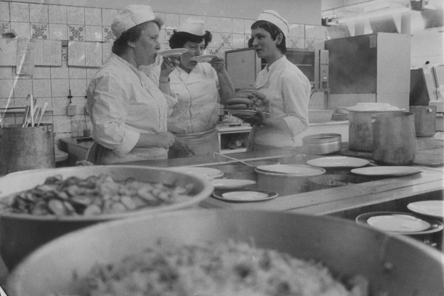 Blick in eine große DDR-Restaurantküche: Im Osten wurde gerne gekocht. Die Rezepte sind noch heute sehr gefragt. Doch hat es auch immer geschmeckt?