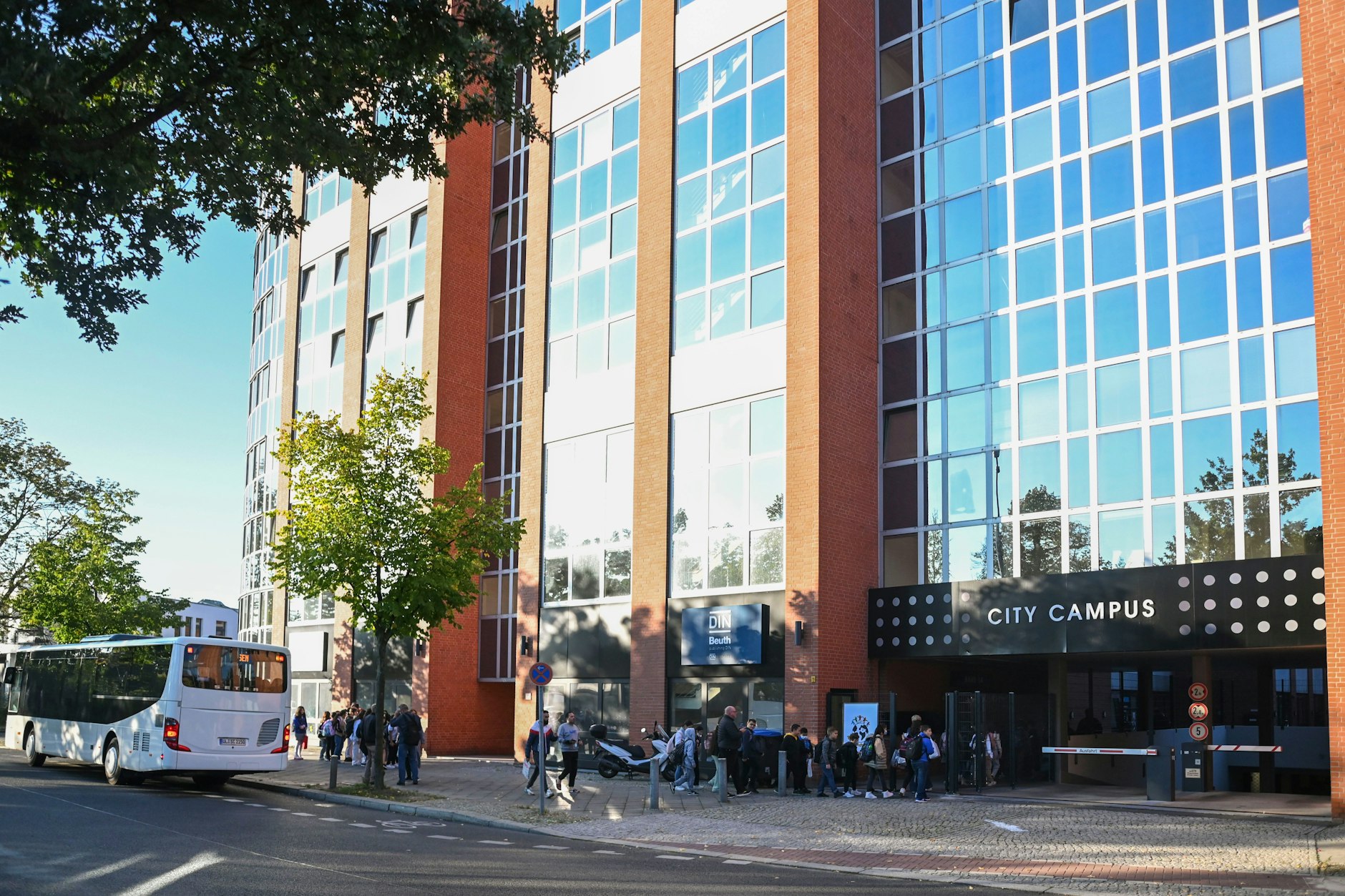 Ein Bürogebäude am Saatwinkler Damm: Einst Zentrale von Air Berlin, aktuell Ausweichstandort der Weddinger Anna-Lindh-Grundschule, künftig Schulstandort für die Kinder und Jugendlichen aus der Flüchtlingsunterkunft im nahe gelegenen Ex-Flughafen?