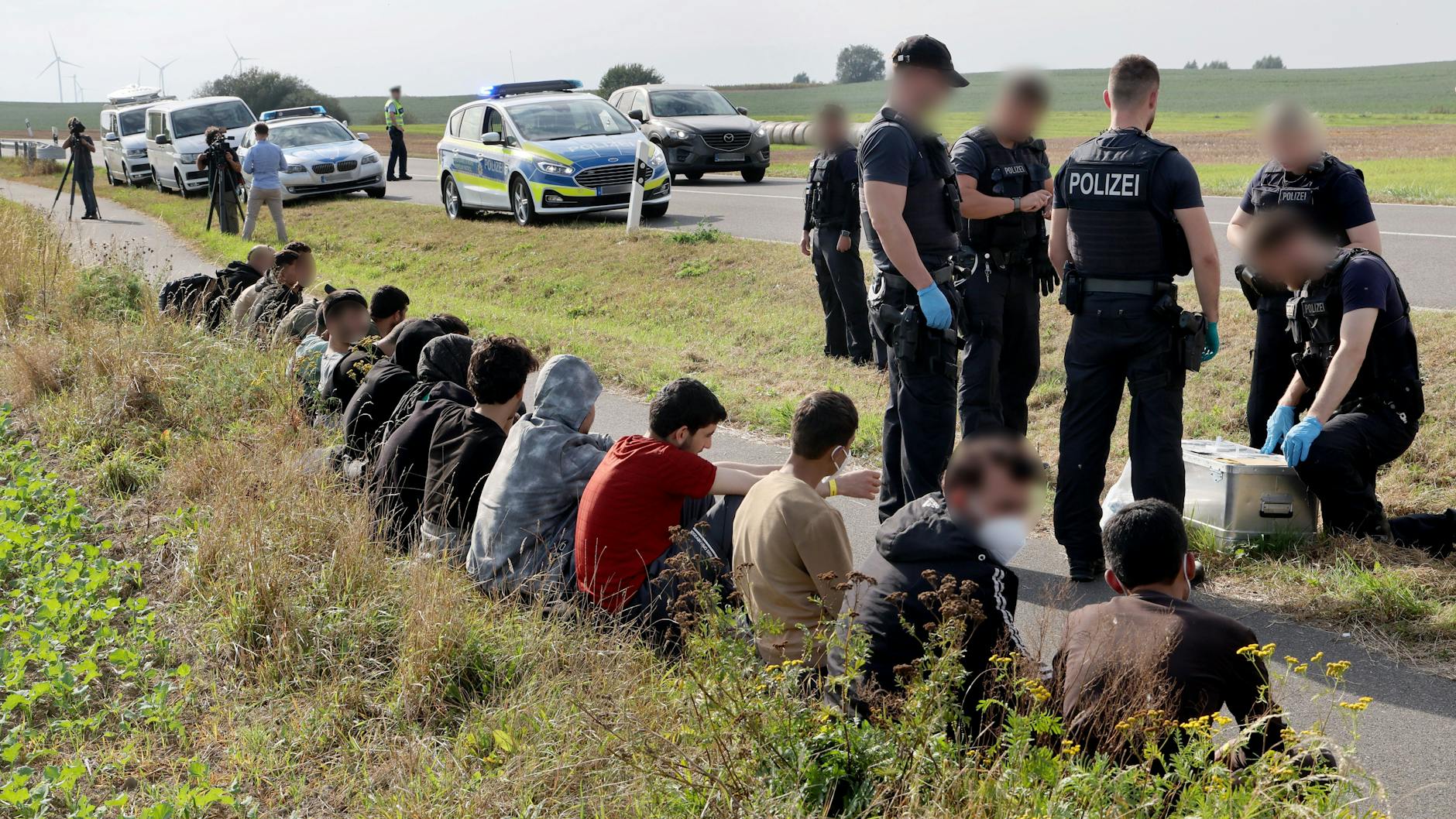 Eine Gruppe von 18 Männern und einer Frau, nach eigenen Angaben aus Syrien, wird nach einem Bürgerhinweis von der Bundespolizei in der Nähe der polnischen Grenze aufgegriffen. Noch vor Ort wurden Corona-Schnelltests durchgeführt.