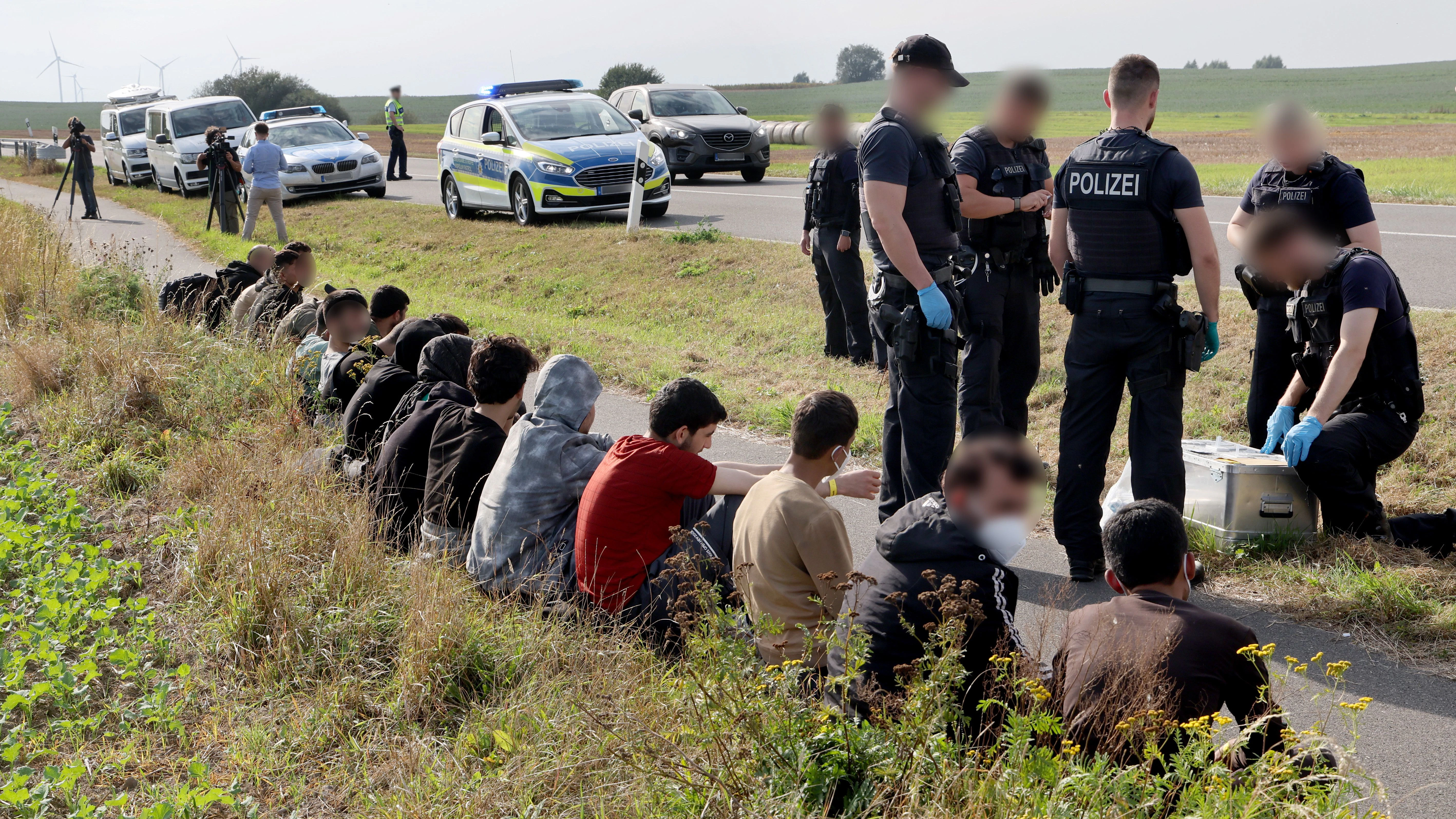 Eine Gruppe von 18 Männern und einer Frau, nach eigenen Angaben aus Syrien, wird nach einem Bürgerhinweis von der Bundespolizei in der Nähe der polnischen Grenze aufgegriffen. Noch vor Ort wurden Corona-Schnelltests durchgeführt. 