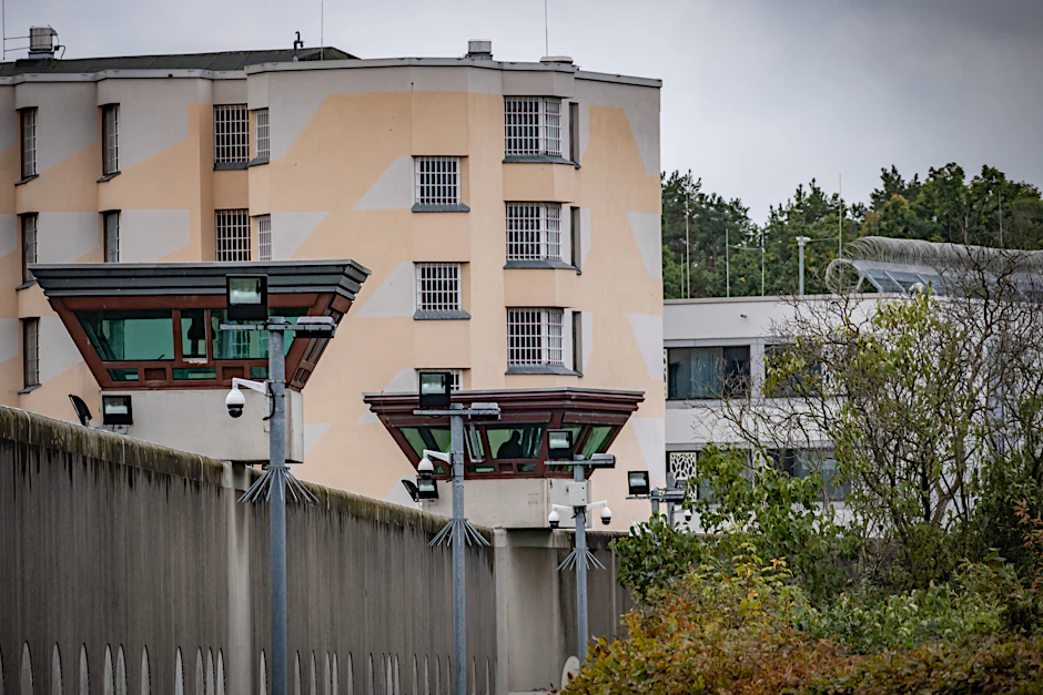 Die JVA Tegel ist so groß wie ein kleiner Stadtteil, aber streng bewacht.