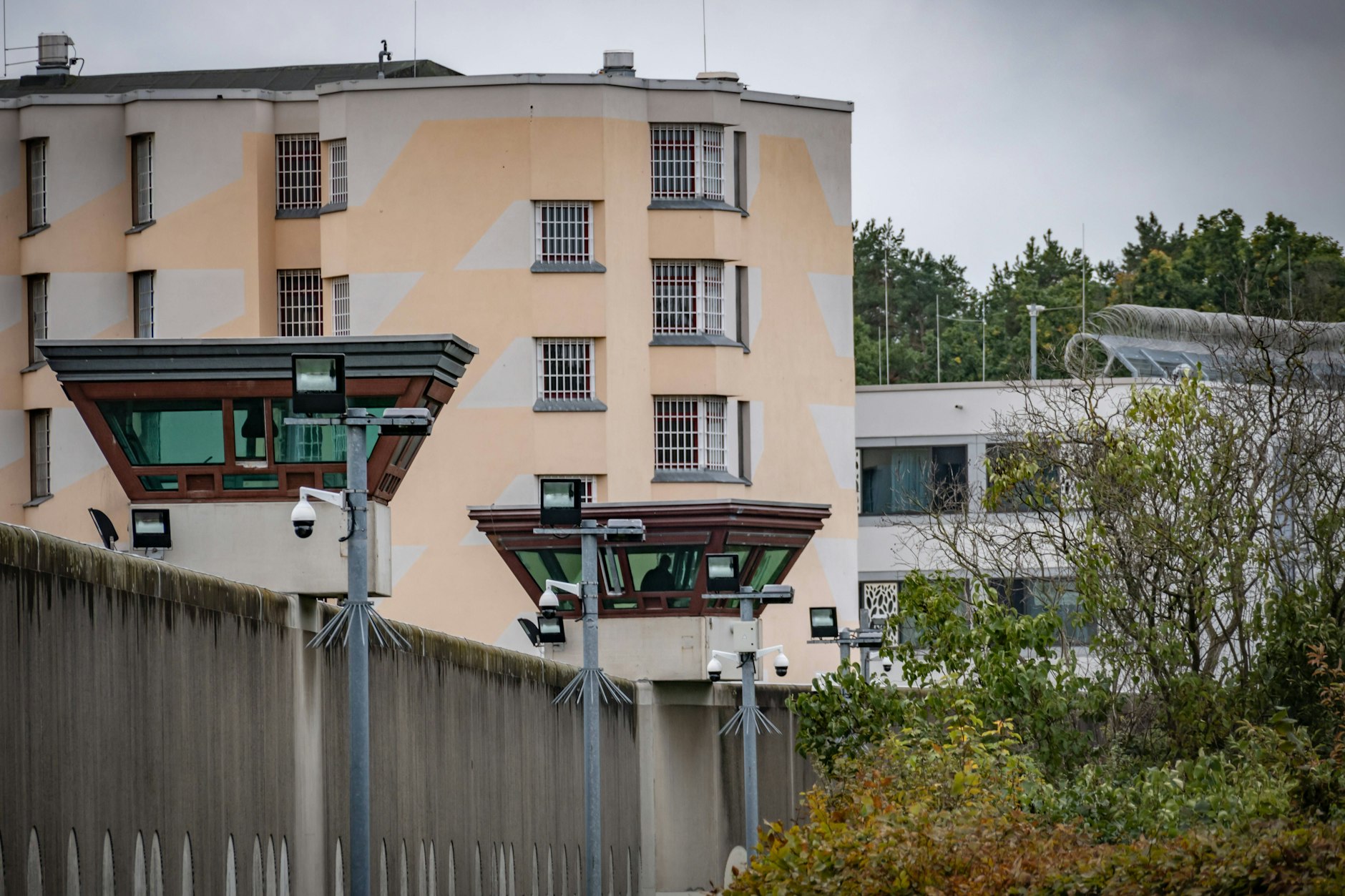 Die JVA Tegel ist so groß wie ein kleiner Stadtteil, aber streng bewacht.