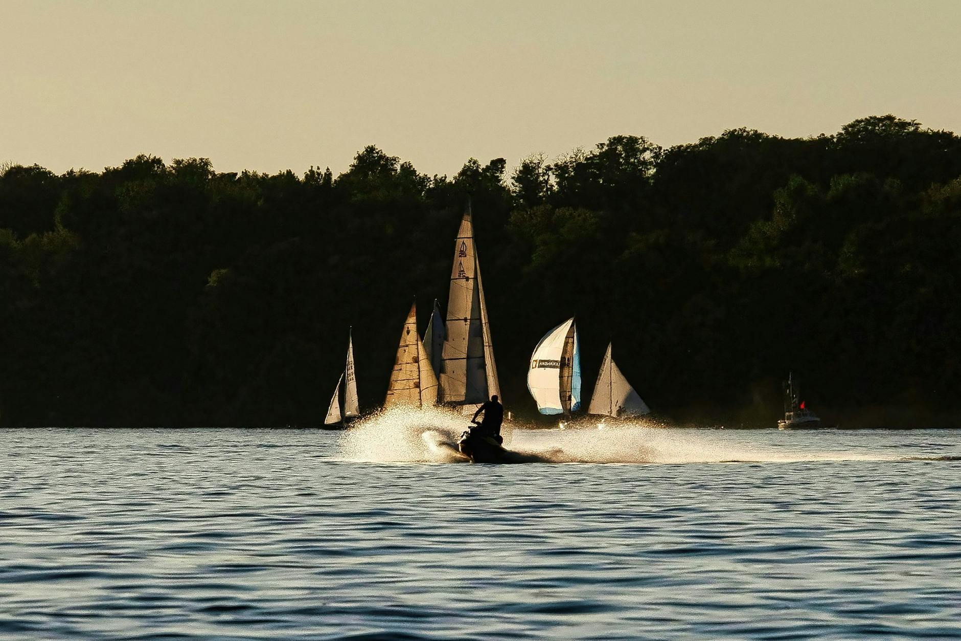 Ein Jetski-Fahrer ist an einem heiteren Septemberabend auf der Havel unterwegs. 