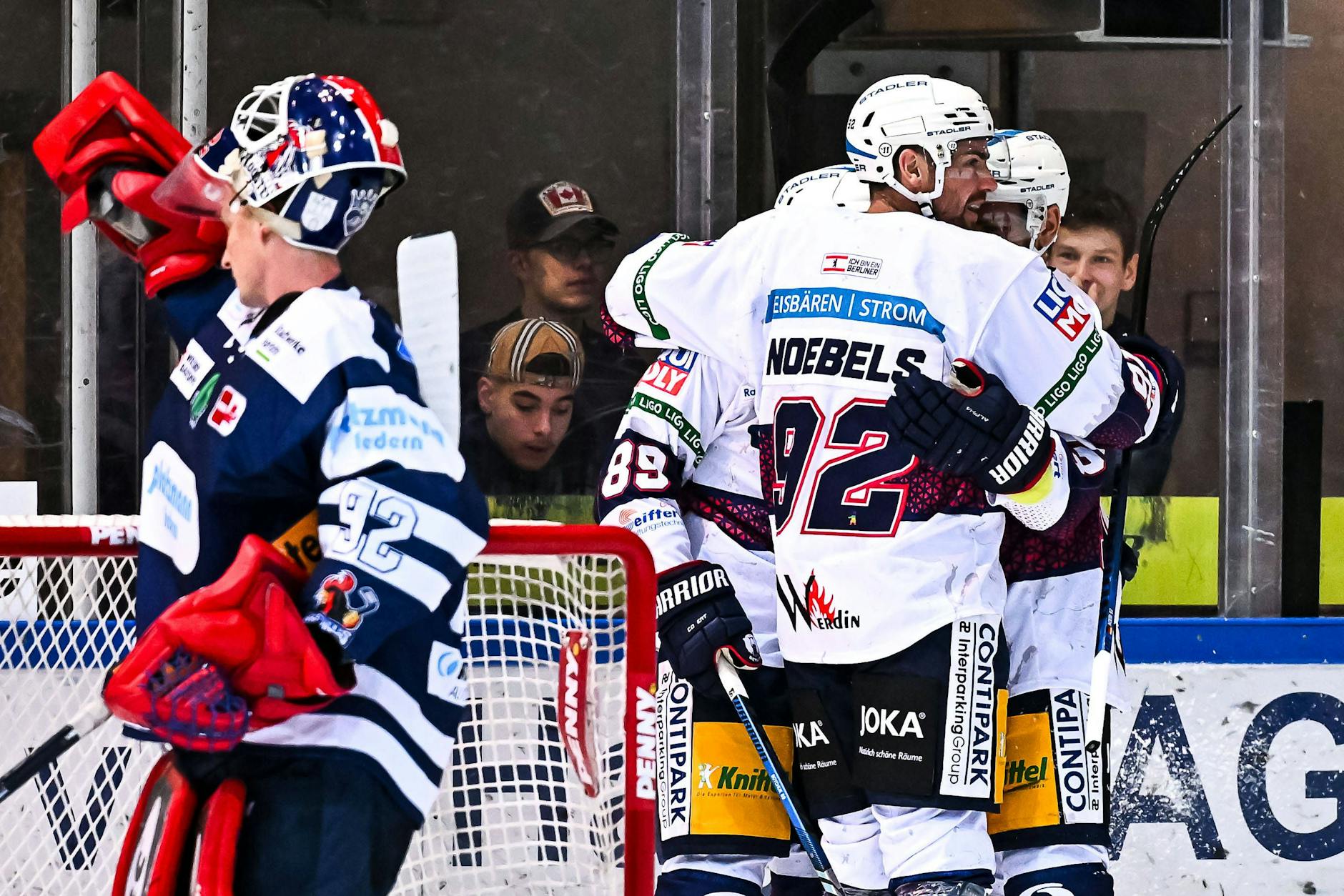 Die Eisbären um Marcel Noebels kommen gar nicht aus dem Jubeln raus, Iserlohn-Goalie Andi Jenike wird nach dem 0:3 entnervt ausgewechselt.
