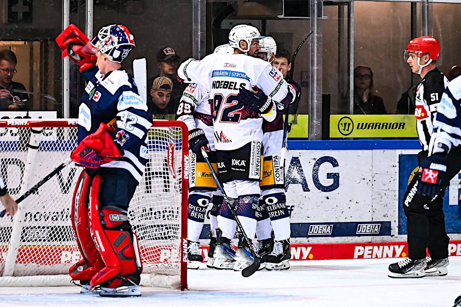 Die Eisbären um Marcel Noebels kommen gar nicht aus dem Jubeln raus, Iserlohn-Goalie Andi Jenike wird nach dem 0:3 entnervt ausgewechselt.