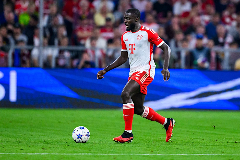 Bayern-Verteidiger Dayot Upamecano treibt den Ball im Dribbling nach vorne.  