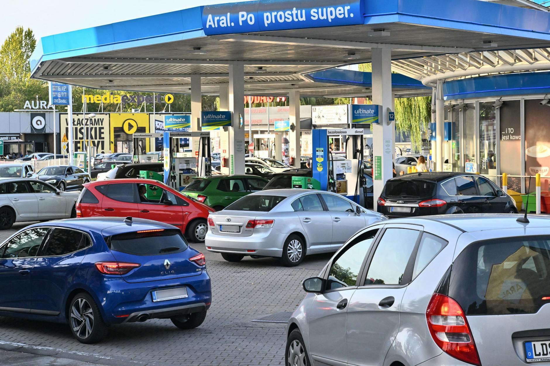 Ausschließlich Fahrzeuge aus Deutschland stehen an der Tankstelle von Aral im polnischen Slubice, um günstig Diesel oder Benzin zu tanken. 