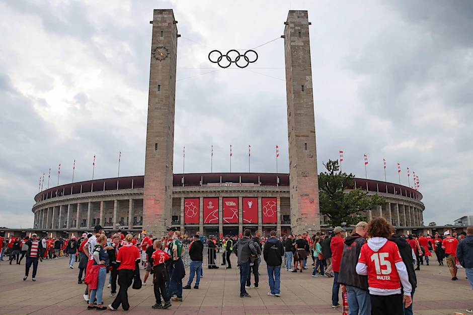 Union-Berlin-Fans auf den Weg ins Olympiastadion. Es kam bei der Anreise zu Verzögerungen.&nbsp;