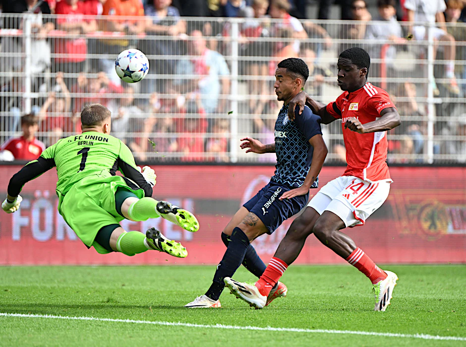 Union-Keeper Yannic Stein rettet vor Bragas Kauan Kelvin, Union-Verteidiger Oluwaseun Ogbemudia muss nicht mehr eingreifen.
