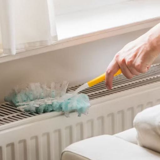 Energiesparen kann so einfach sein: Die Heizkörper regelmäßig abstauben.