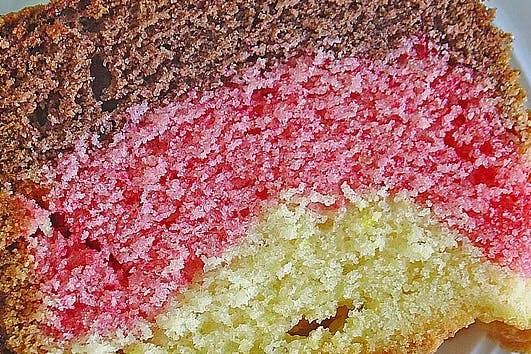 Schwarz, Rot, Gold - der Honecker-Kuchen. Hier mit dreifarbigem Teich. Beim Rot kann aber auch Rote Grütze helfen. 