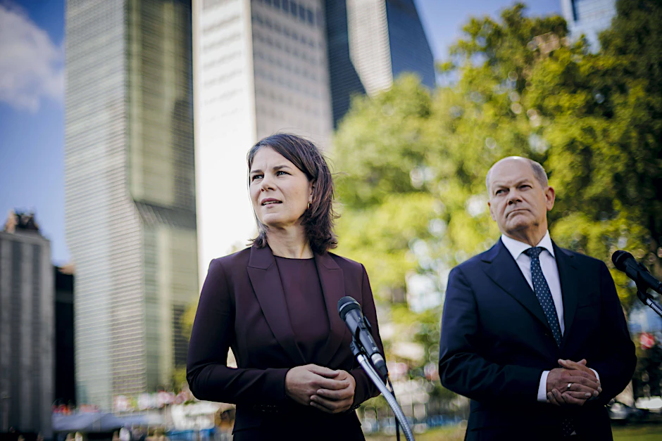Annelena Baerbock steht neben Olaf Scholz in New York.
