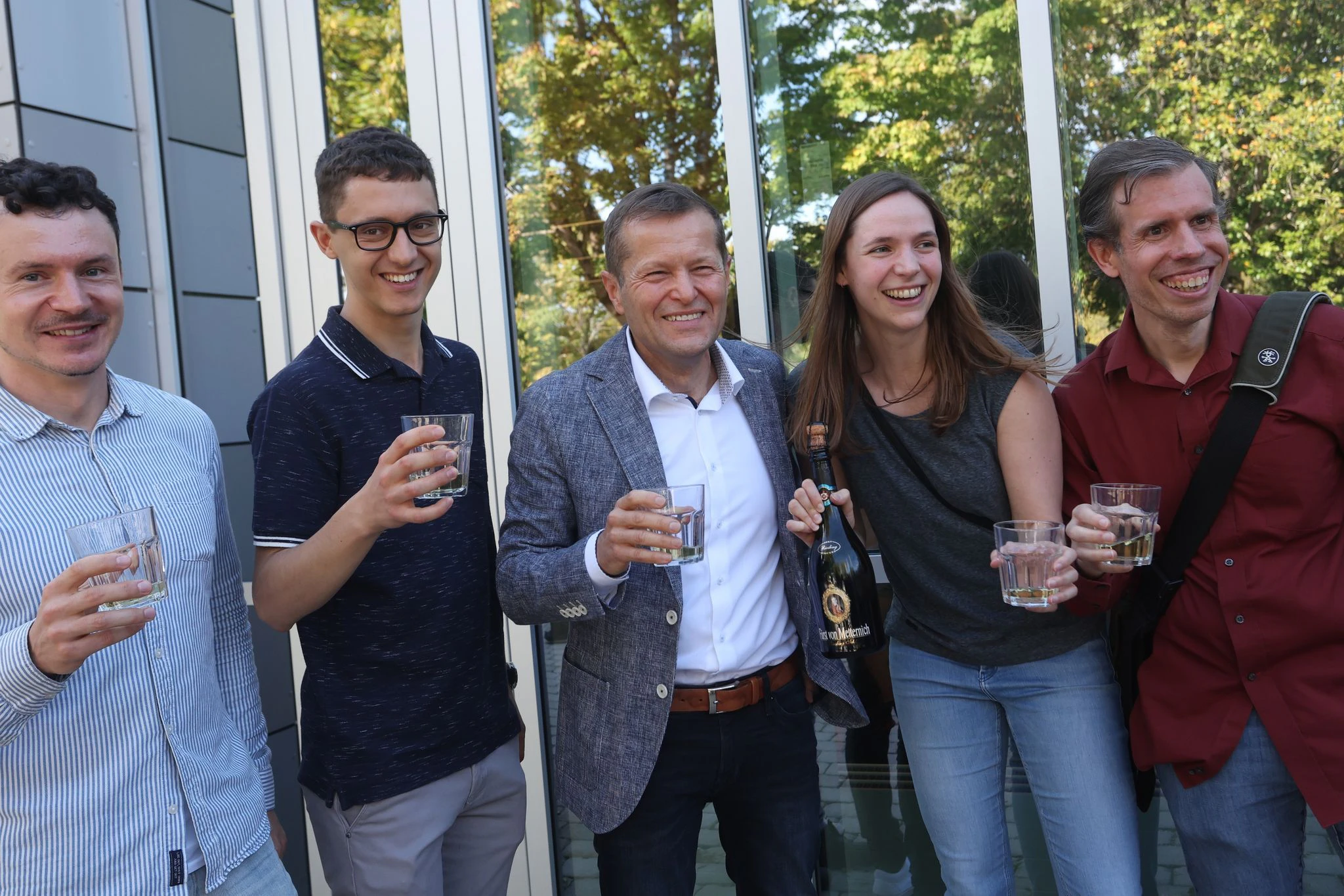 Der österreichisch-ungarische Physiker Ferenc Krausz (M) grinst aus gutem Grund: Zusammen mit zwei weiteren Wissenschaftlern wurde er mit dem Nobelpreis ausgezeichnet. Das feiert er mit seinem Team im Max-Planck-Institut für Quantenoptik bei München.  