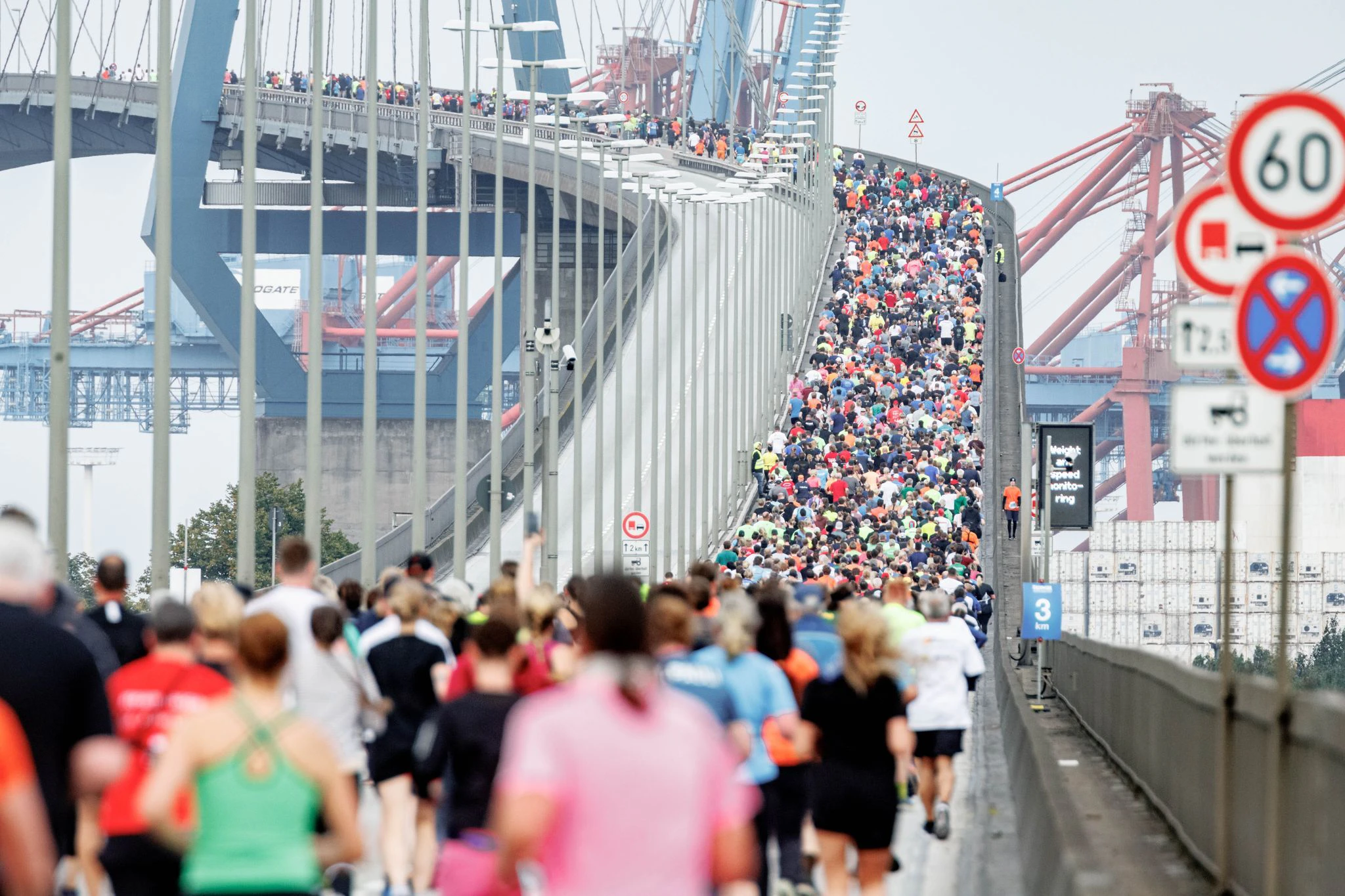 13. Köhlbrandbrückenlauf im Hamburger Hafen. Die Brücke ist normalerweise für Fußgänger nicht zugänglich. Der Lauf findet seit zehn Jahren am Tag der Deutschen Einheit statt.  