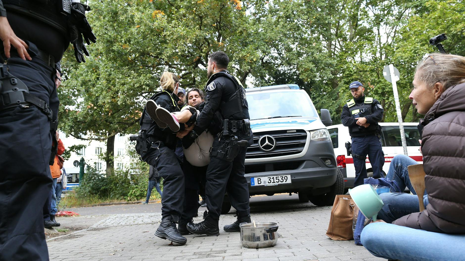 Die meisten Protestierenden gehen freiwillig, als die Polizei sie dazu auffordert. Diese Frau lässt sich wegtragen.