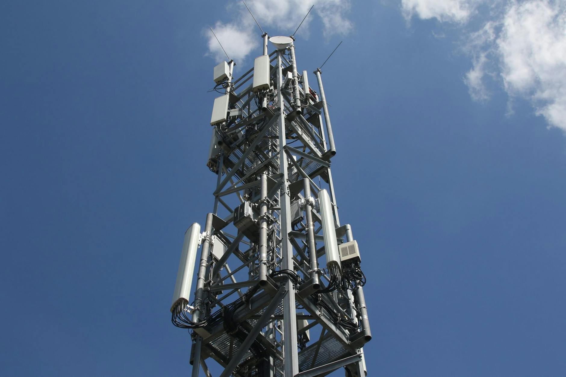 ARCHIV - Ein Mobilfunkmast mit Antennen für den Funkstandard 5G (oben) und für LTE/4G (unten).