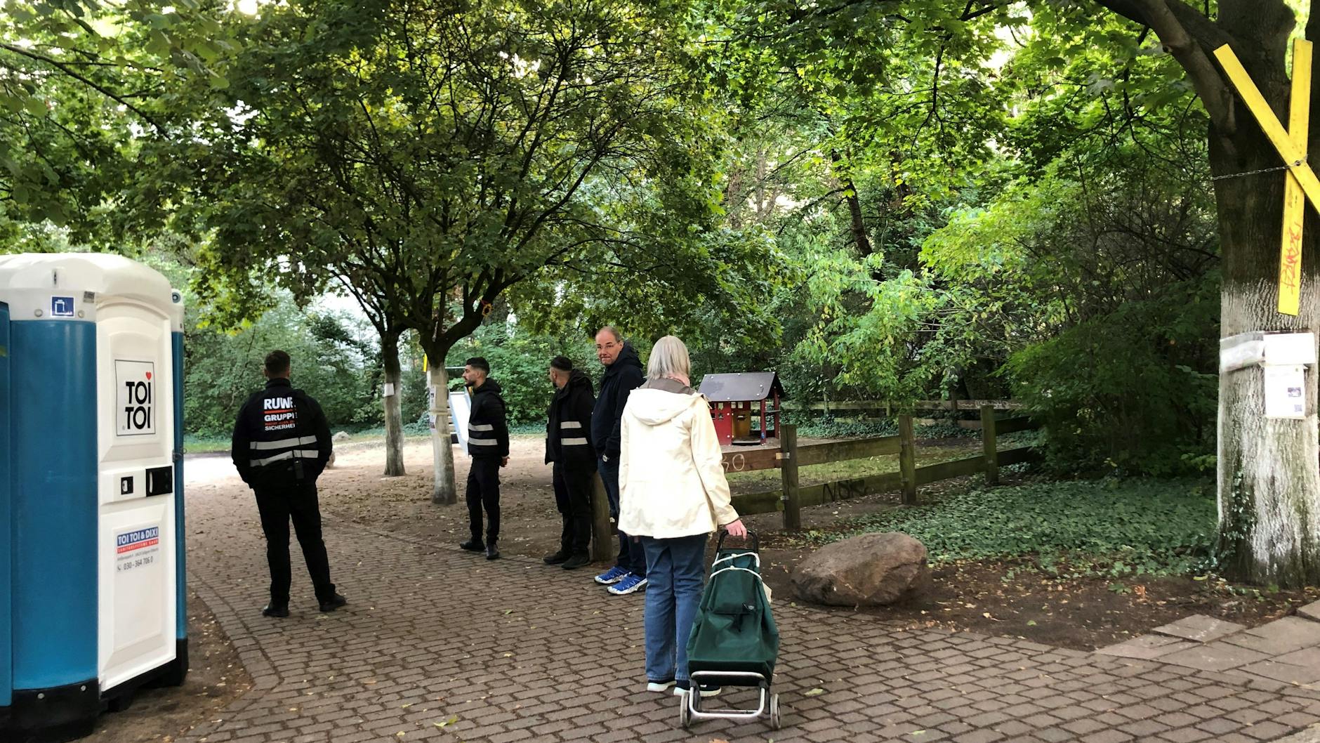 Der Spielplatz muss weichen: Keiner darf hier mehr rein. Die Gesobau will Bauzäune aufstellen und noch im Herbst mit den Bauarbeiten für 400 Plätze für geflüchtete Menschen beginnen.