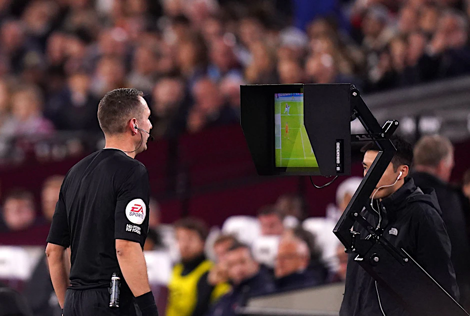 ARCHIV - In der Premier League wird der VAR-Einsatz heftig diskutiert - befeuert durch einen groben Fehler beim FC Liverpool.  