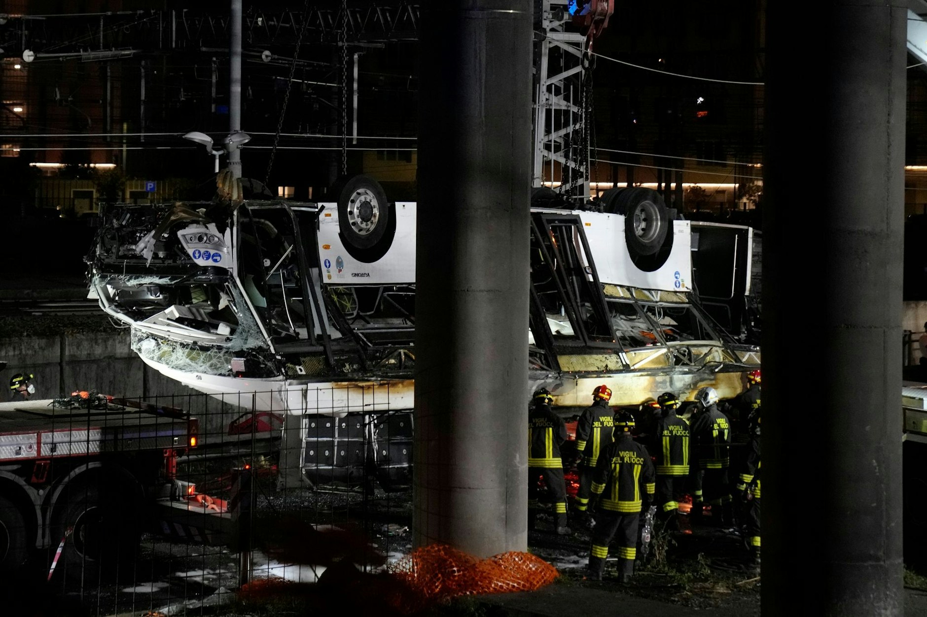 Italienische Feuerwehrleute arbeiten nach dem Busunglück an der Unfallstelle in Venedig.&nbsp;