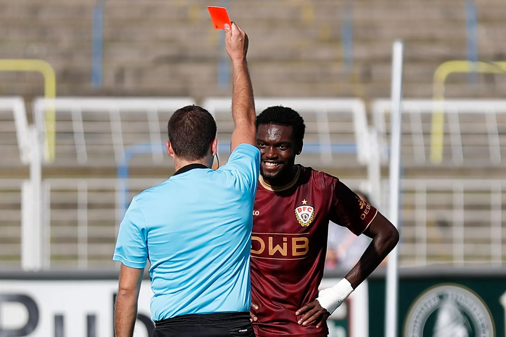 Schiri Christian Allwardt zeigt Mc Moordy Hüther vom BFC Dynamo beim 1:1 bei Lok Leipzig die Rote Karte.