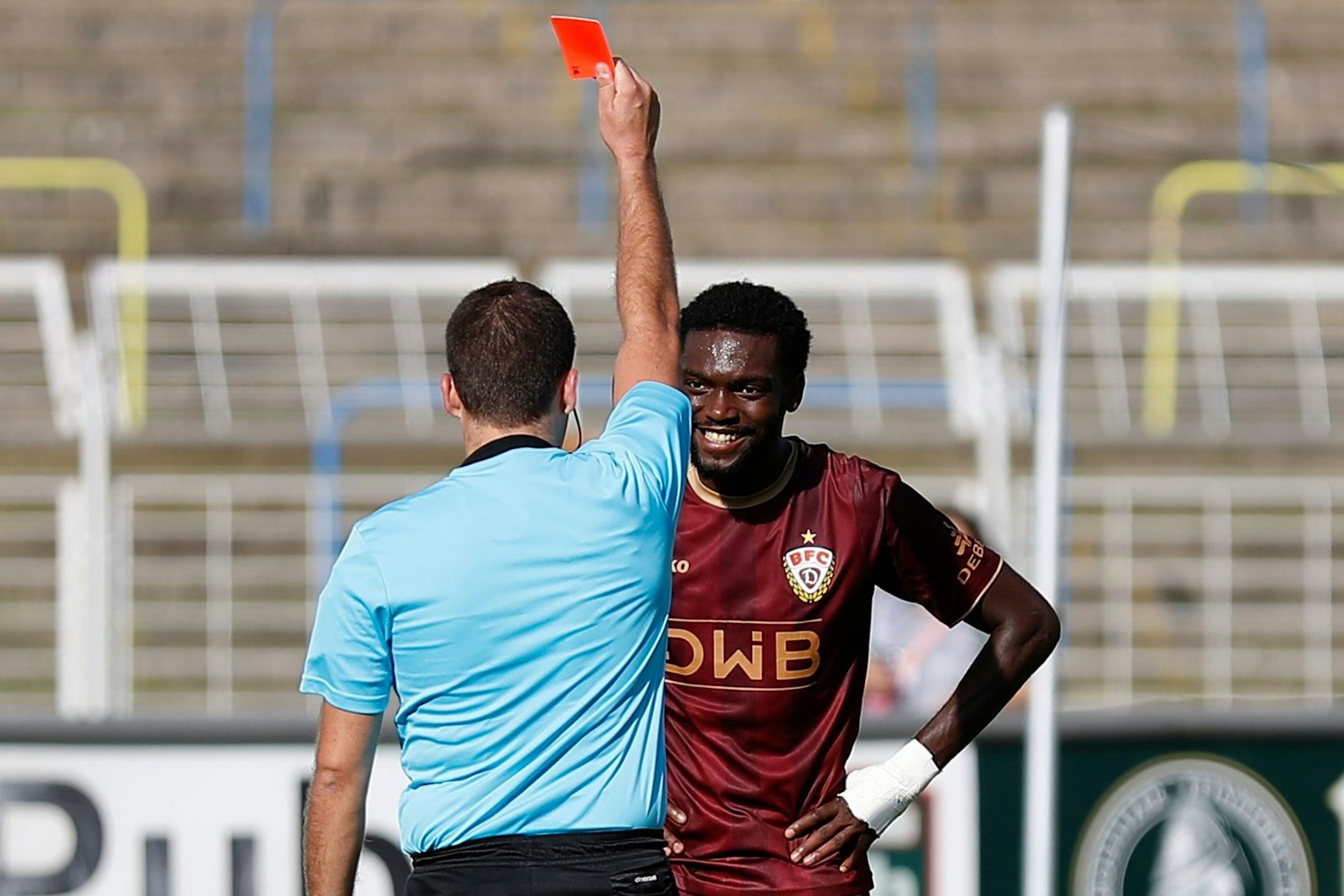 Schiri Christian Allwardt zeigt Mc Moordy Hüther vom BFC Dynamo beim 1:1 bei Lok Leipzig die Rote Karte.