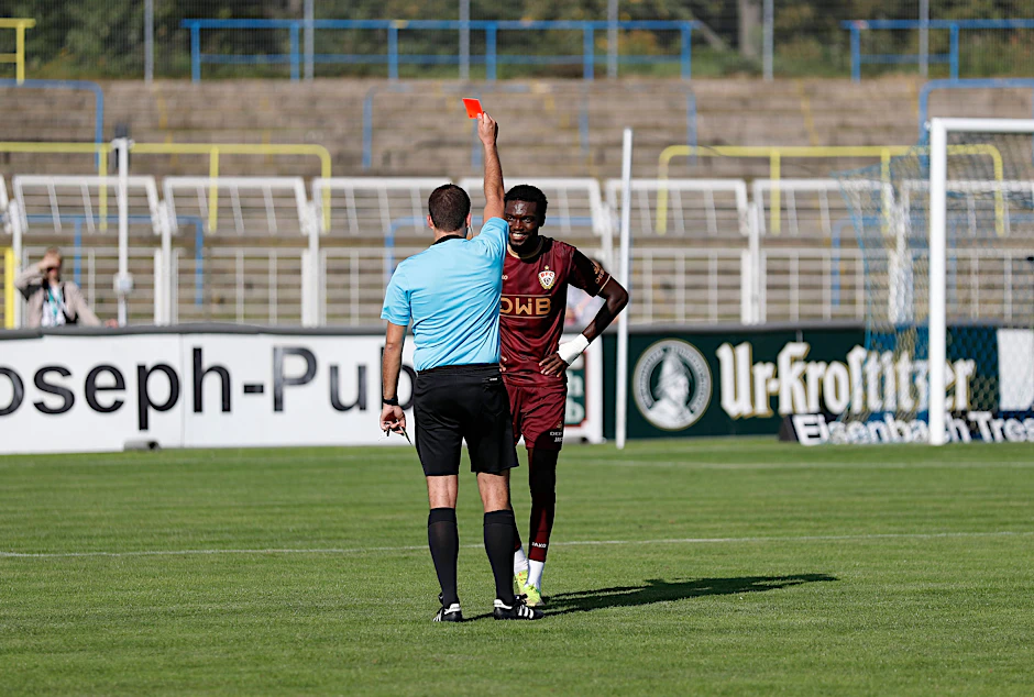 Schiri Christian Allwardt zeigt Mc Moordy Hüther vom BFC Dynamo beim 1:1 bei Lok Leipzig die Rote Karte.